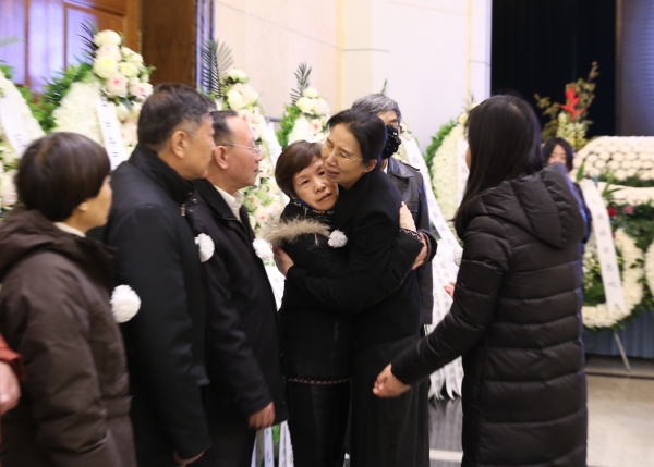 李佩先生的关门弟子杨佳与李佩先生亲属拥抱致意