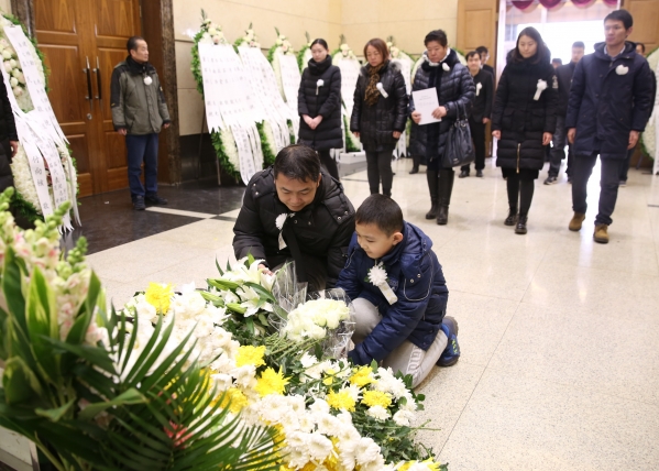 李佩先生的学生带着孩子前来哀悼