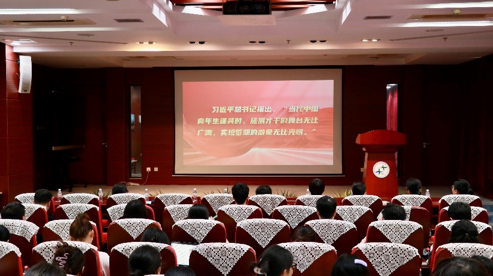 团员青年集体收看学习视频.jpg