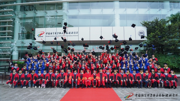 抛学位帽.jpg