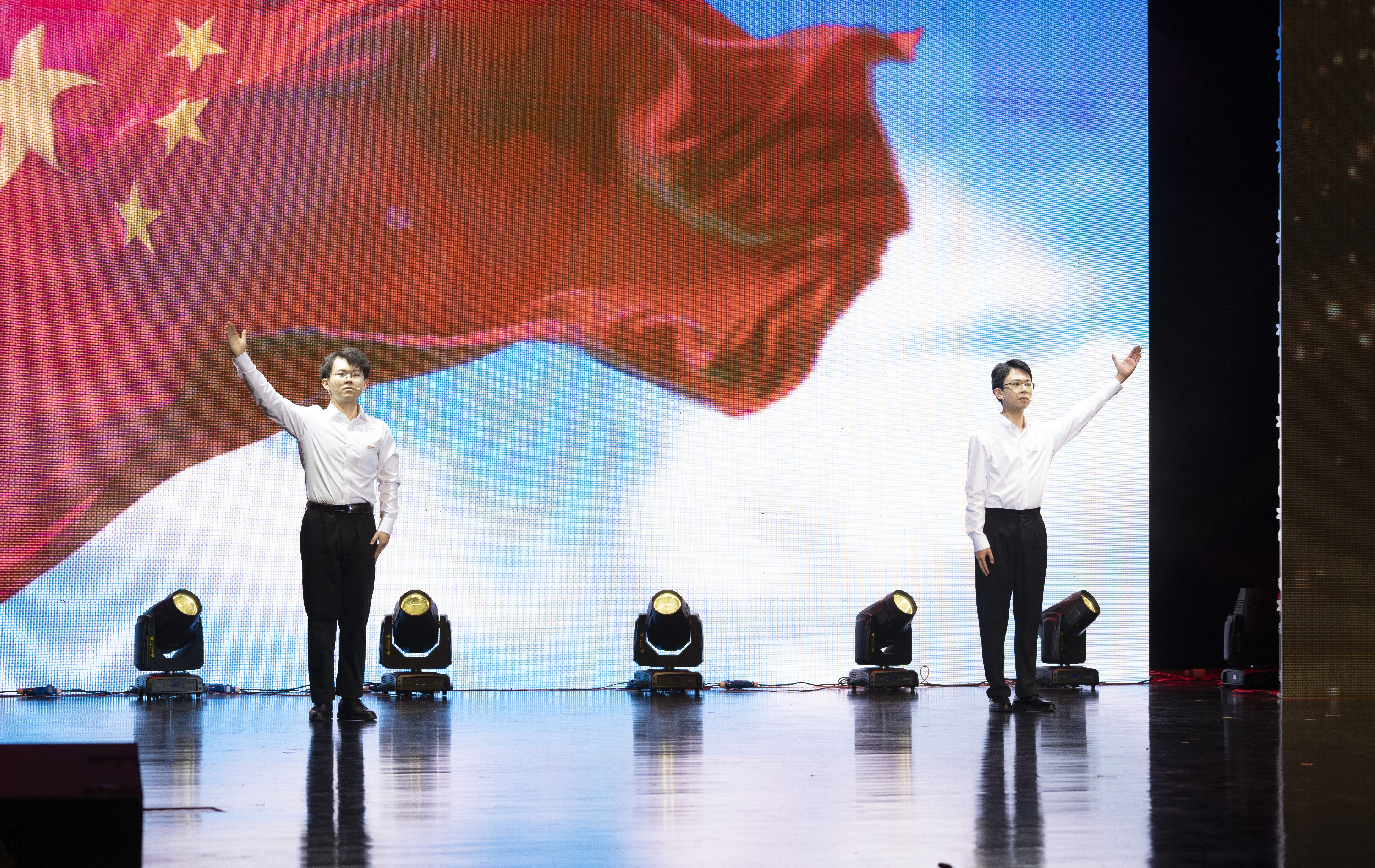 《与光同行》1.jpg
