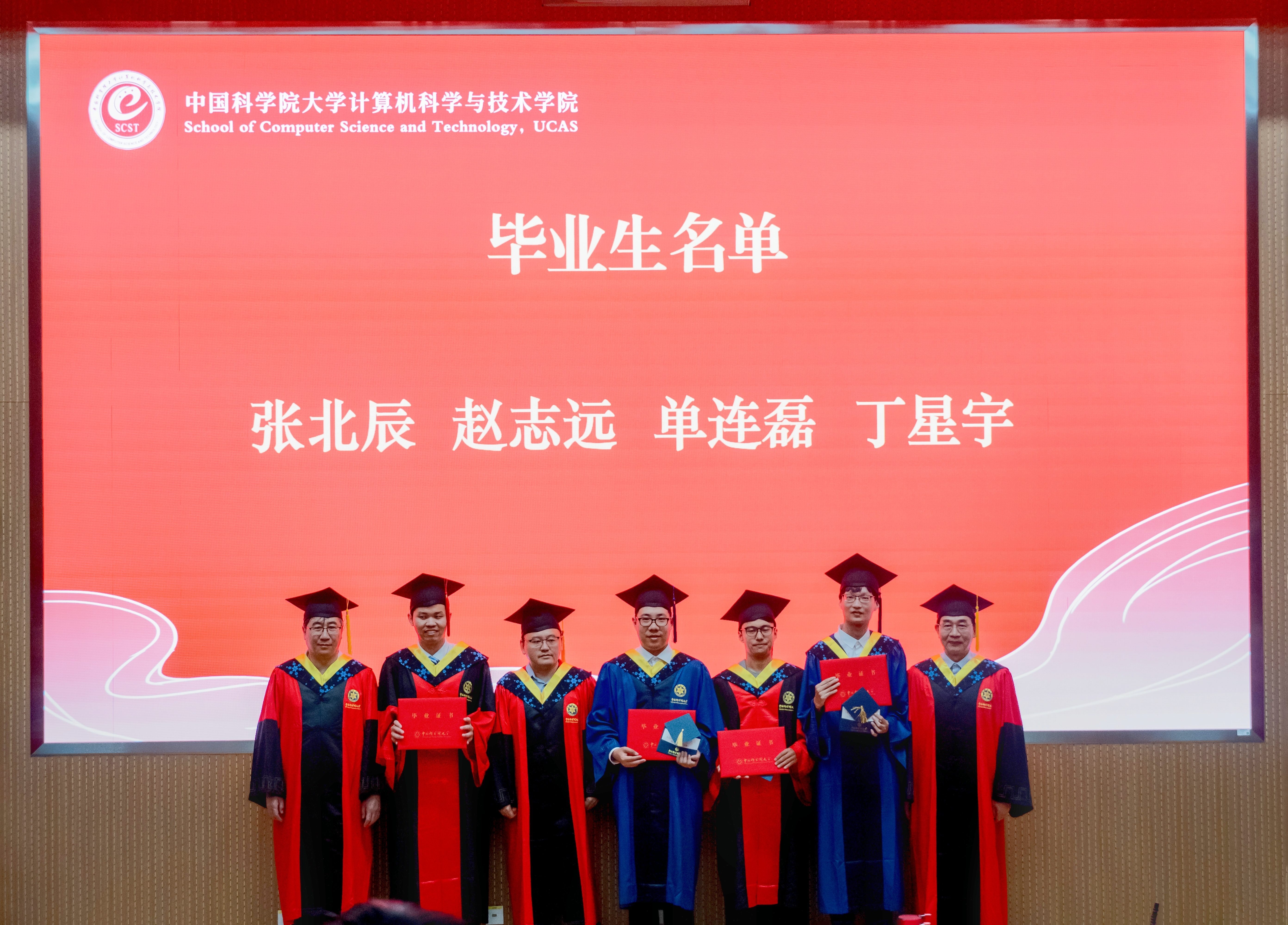 导师为毕业生颁发毕业证书并赠送寄语卡片.jpg.jpg