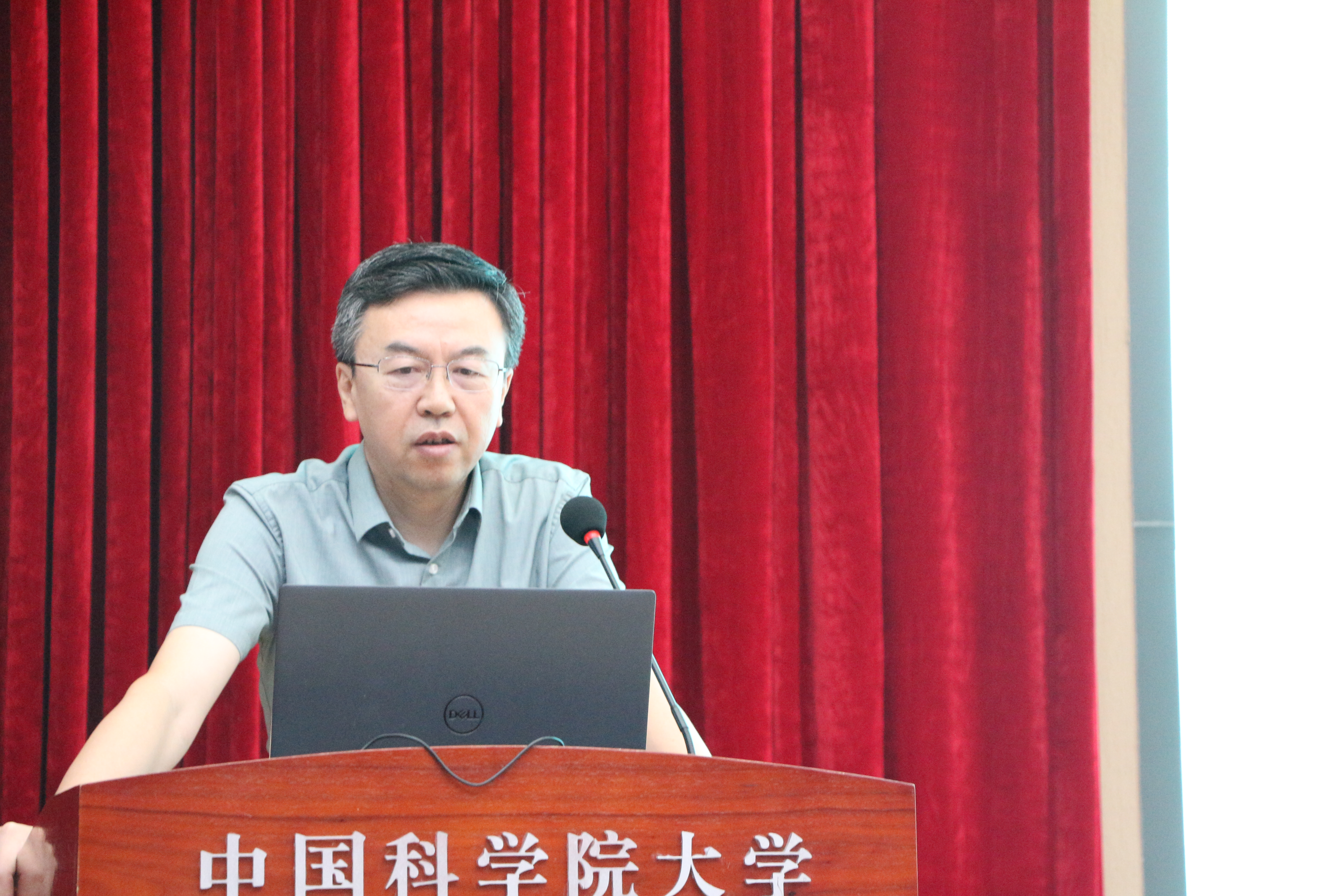 隋军副所长做主题报告.JPG