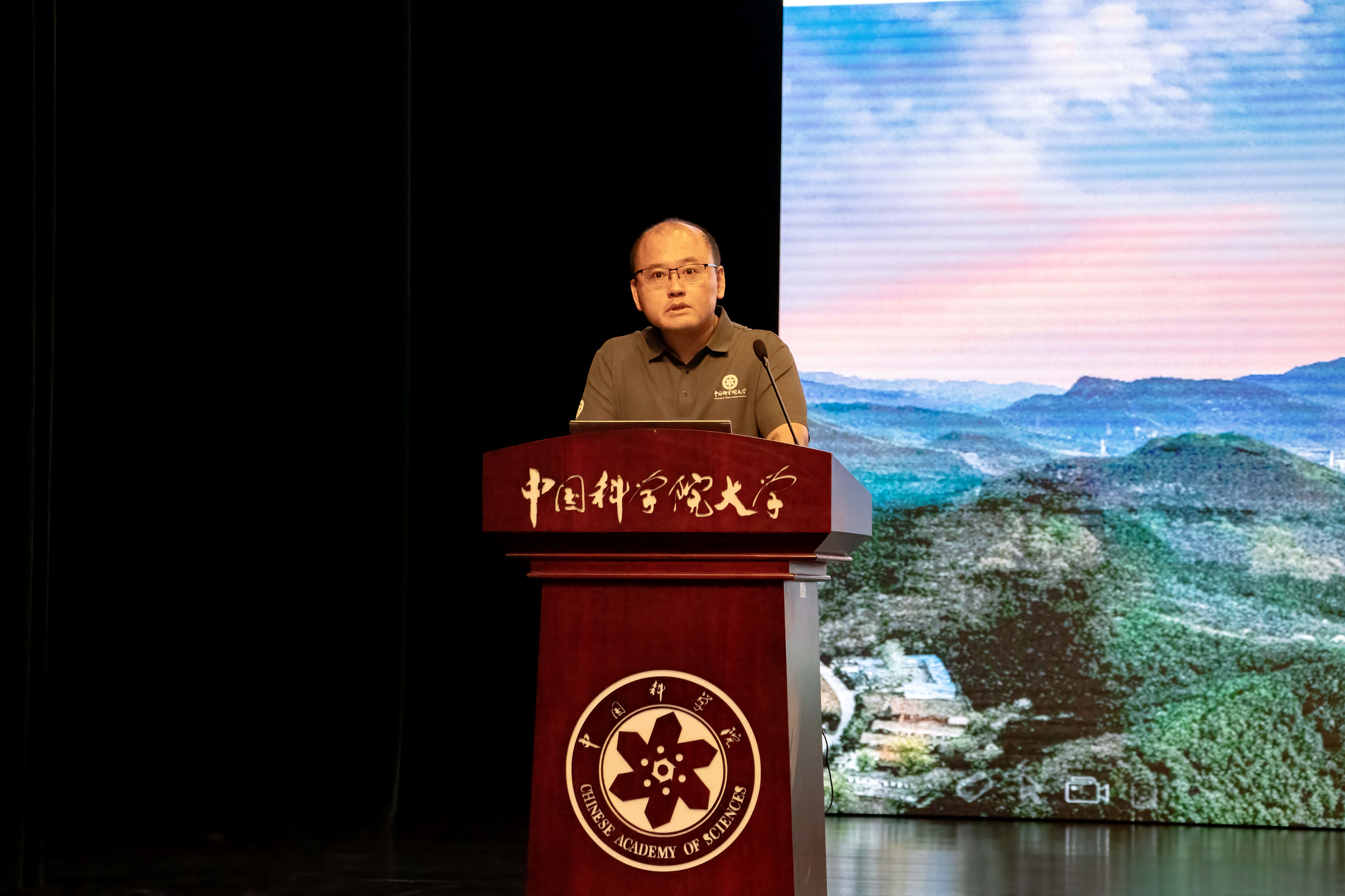 教师代表齐洪钢发言jpgpng.jpg