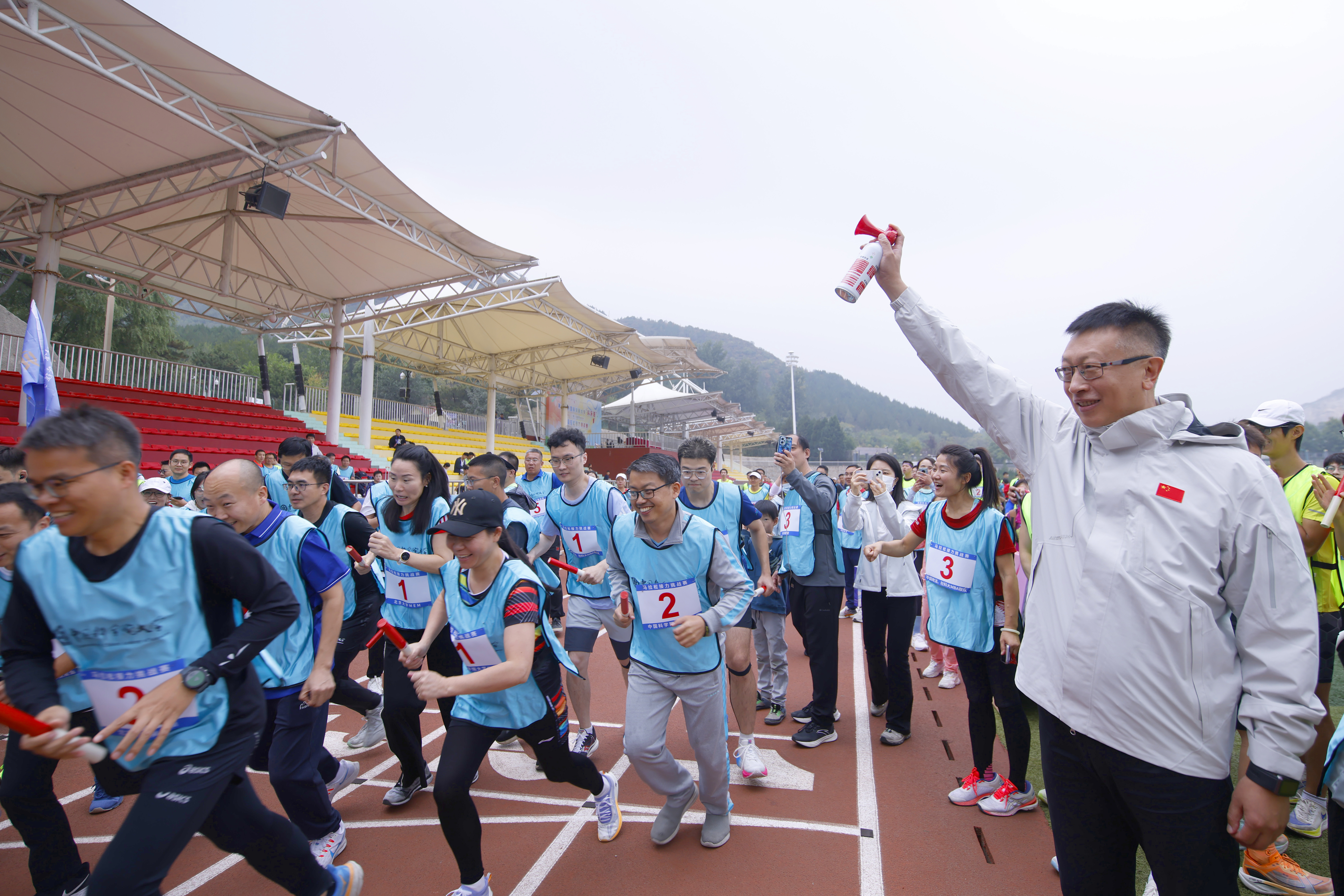 6.国科大党委书记、校长周琪发起跑令（摄影 张京科）.jpg