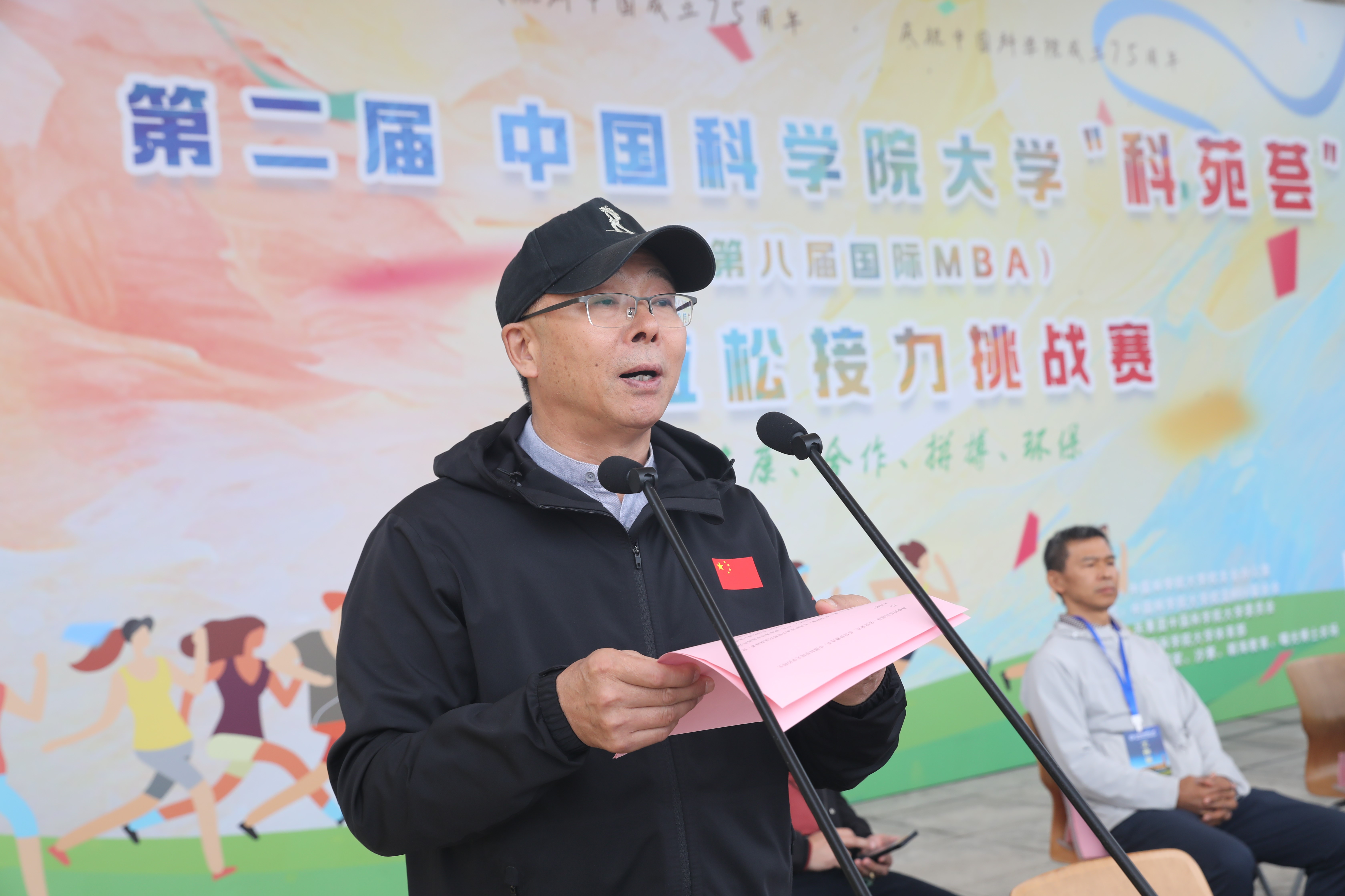 4.传奇探险家雷殿生分享探险经历（供图 党委宣传部）.jpg