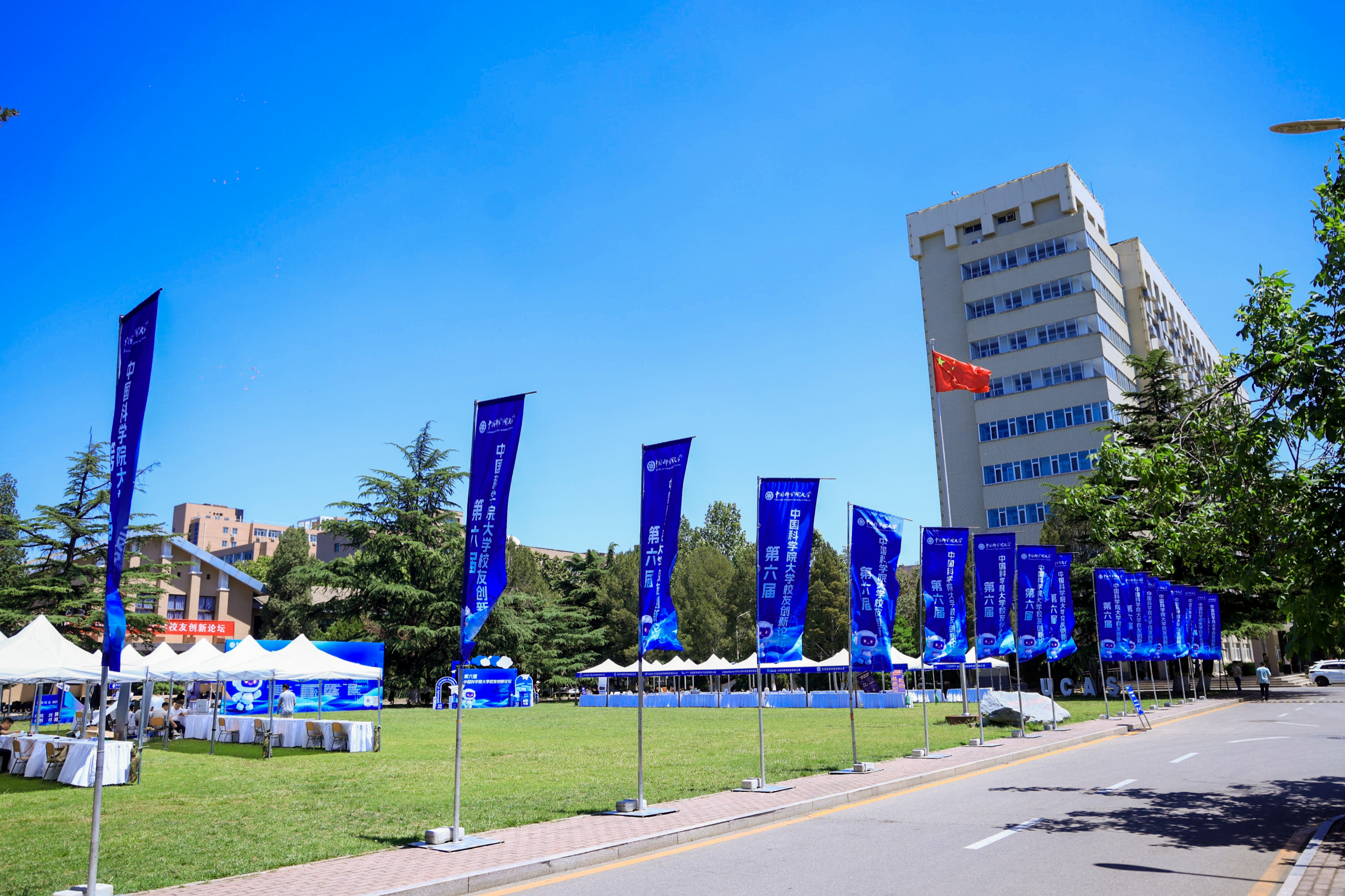 9.校友企业产品展全景.jpg