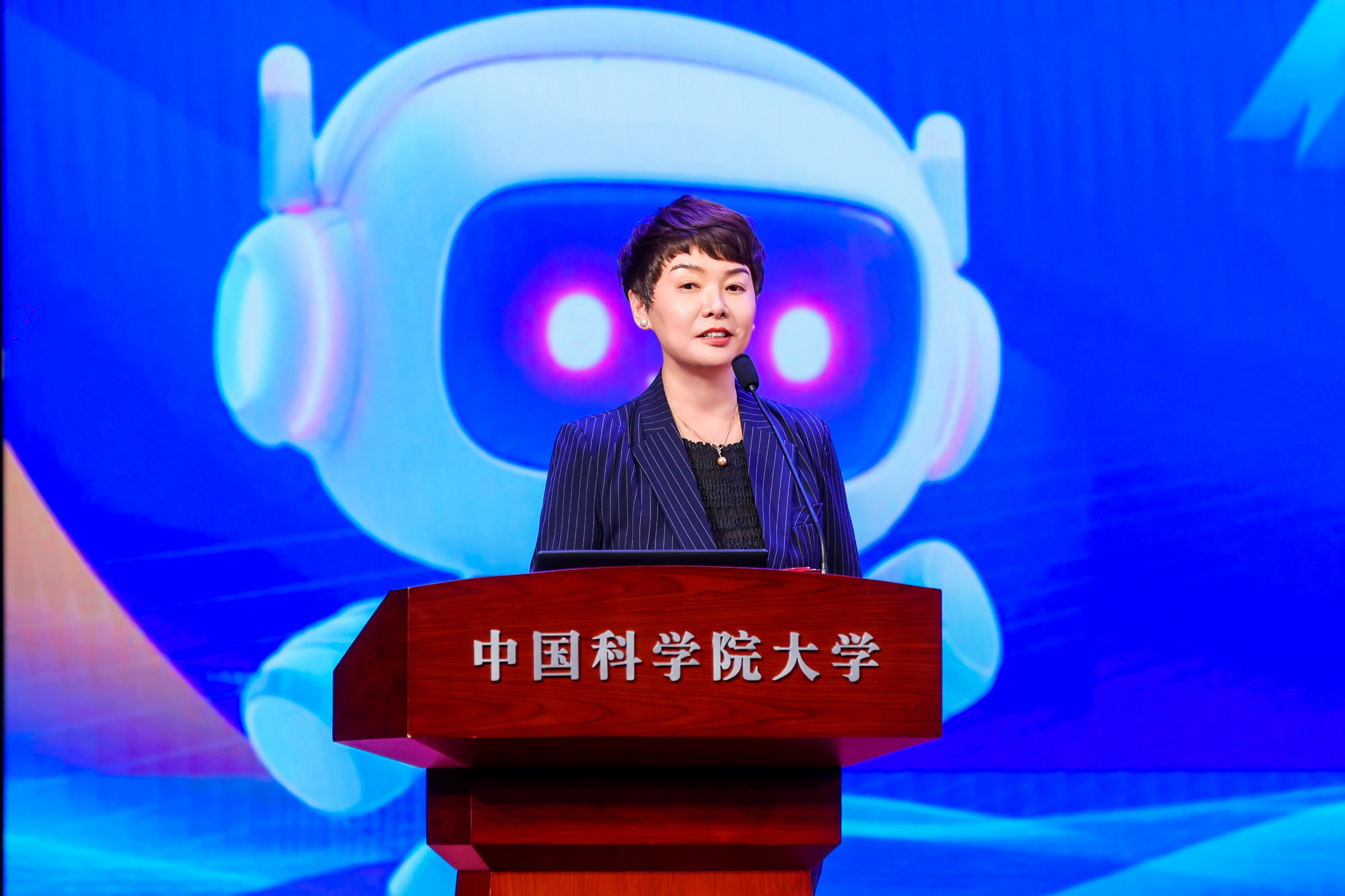 2.国科大校友会办公室主任刘红雨主持论坛.jpg