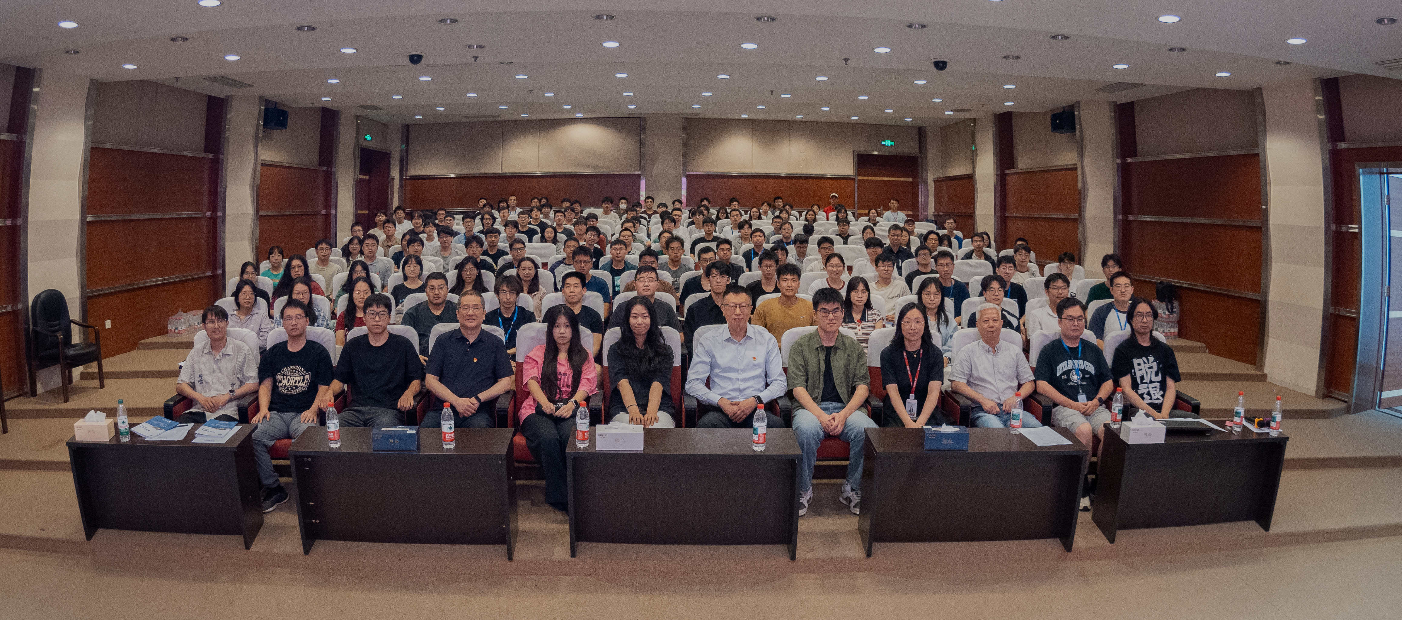 周校长和学生合影.jpg