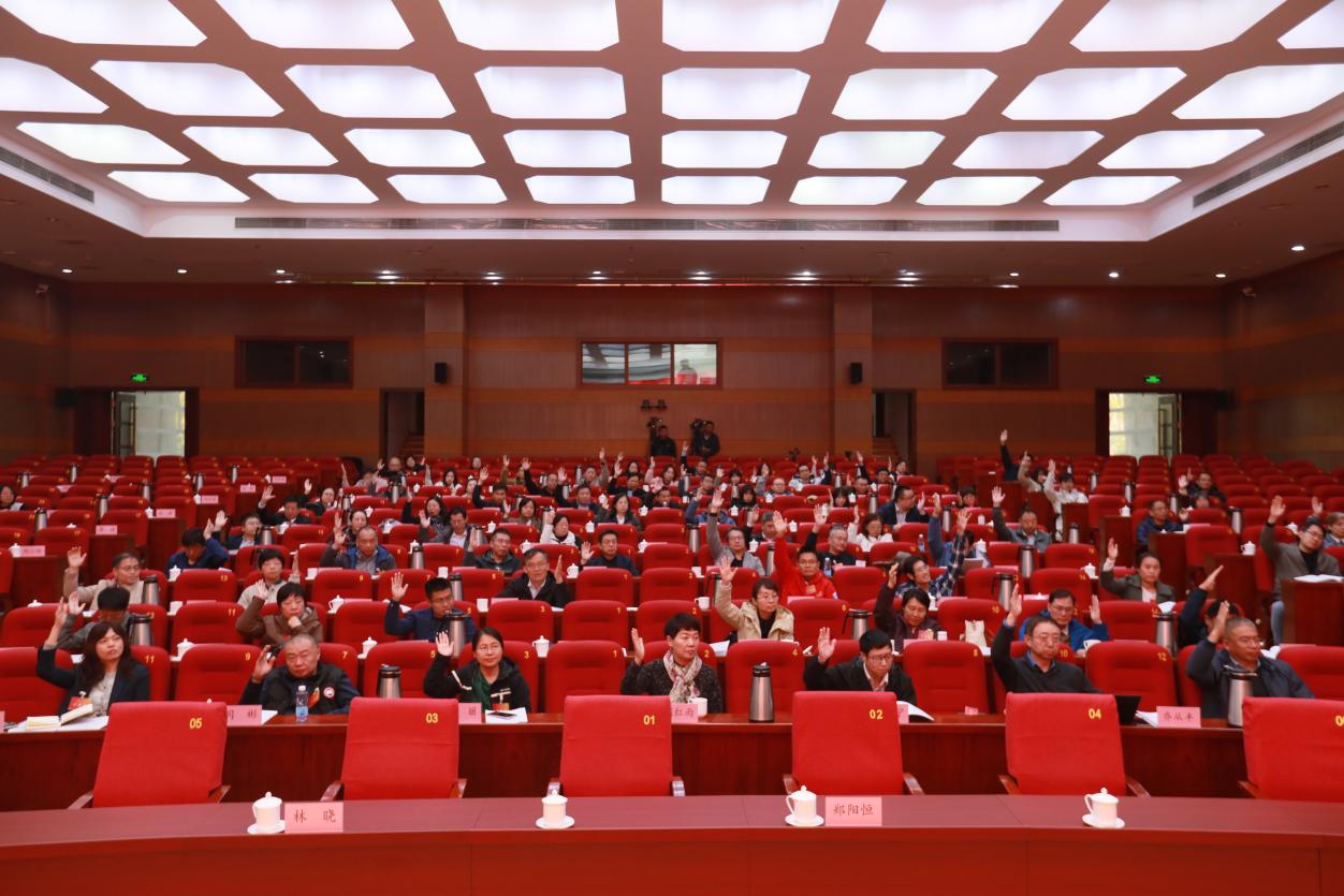 与会代表举手表决