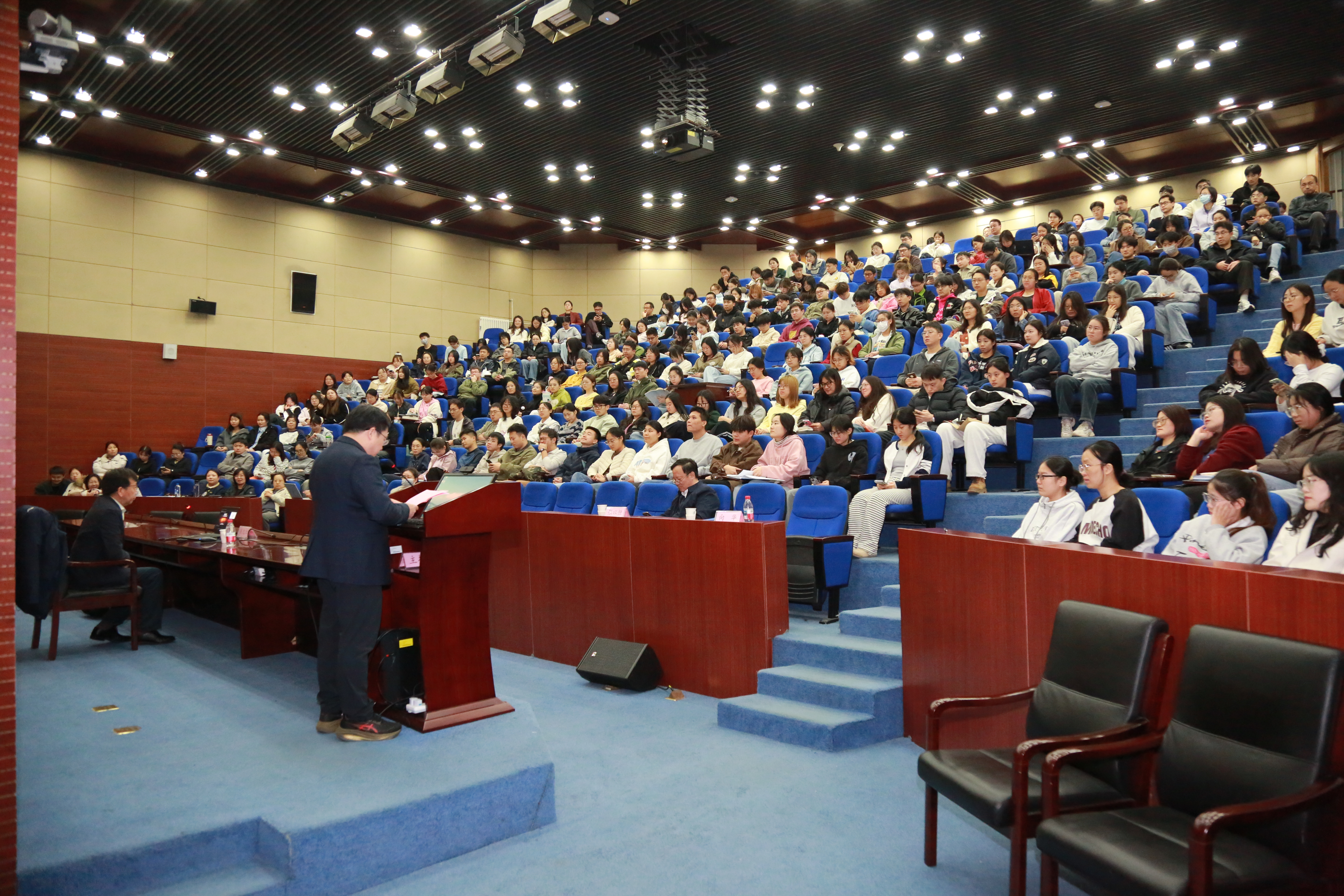 报告会现场.JPG