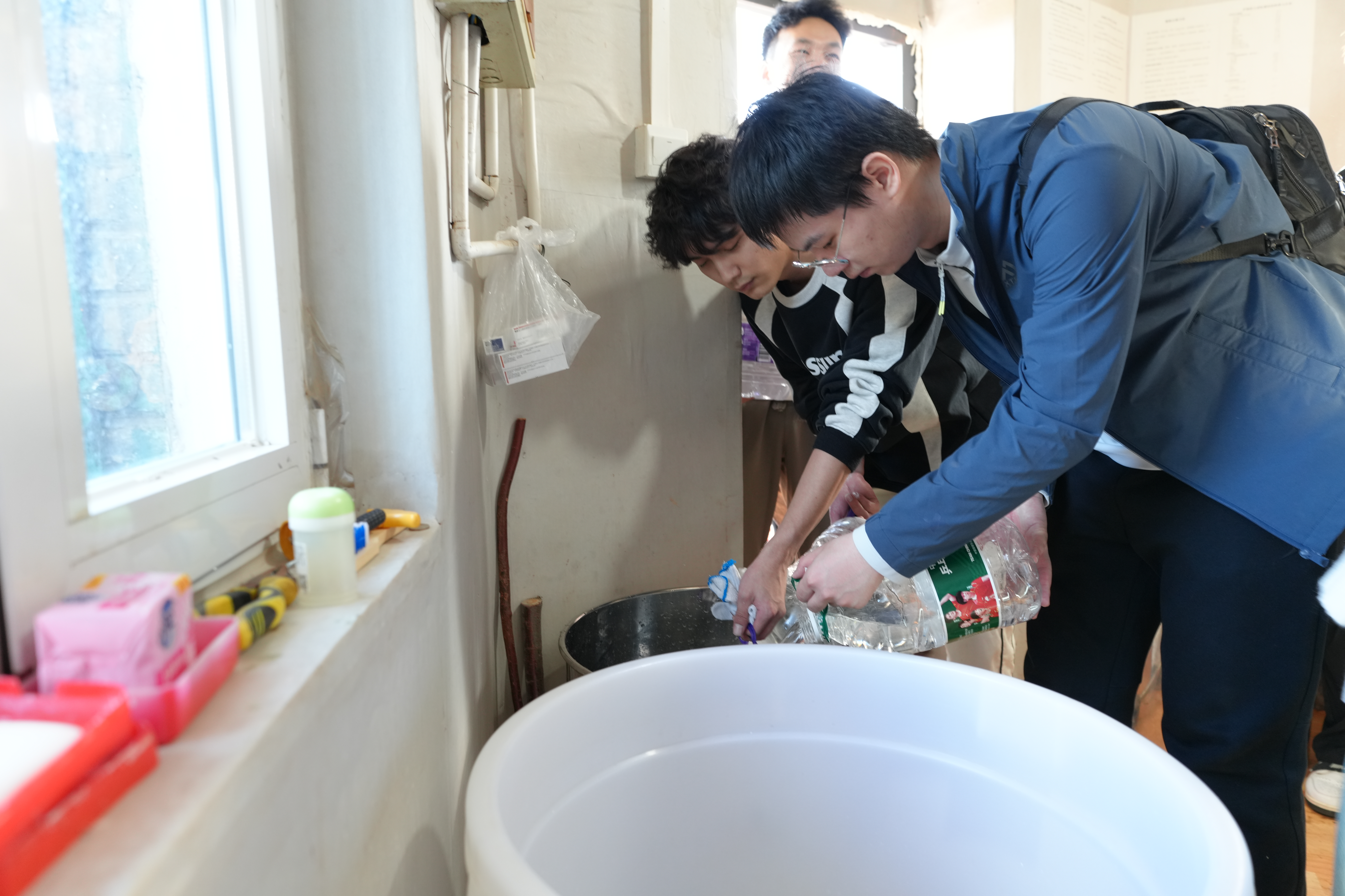 同学们将水倒入蓄水桶.JPG