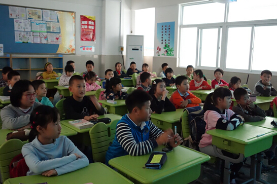 小学生认真听讲
