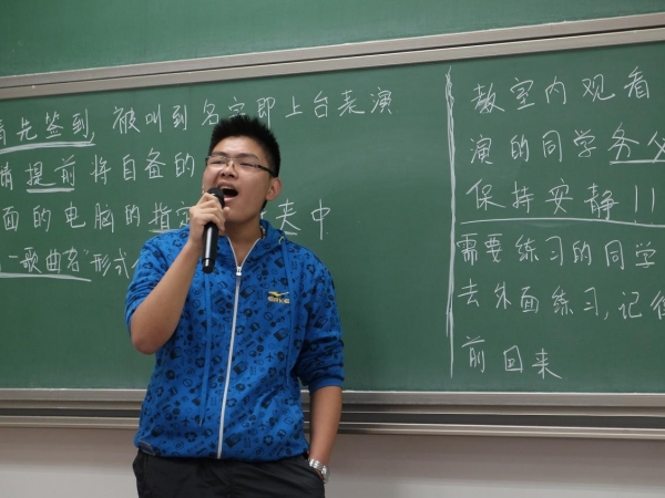 选手李政翰演唱“开门见山”