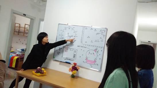 参与评比的同学正在介绍寝室布置情况