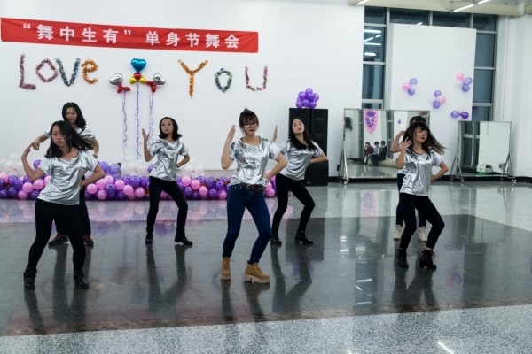 陈俞嬖等七位同学带来开场热舞