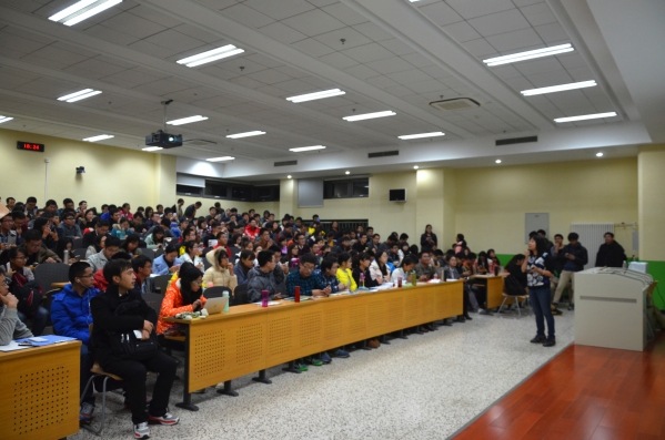 赵丽老师为同学们讲课 