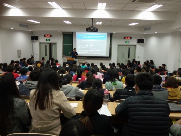 同学们正在认真听讲