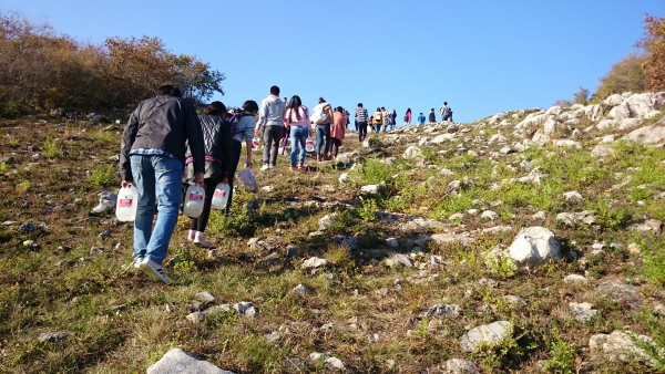 攀登在陡峭的山路上
