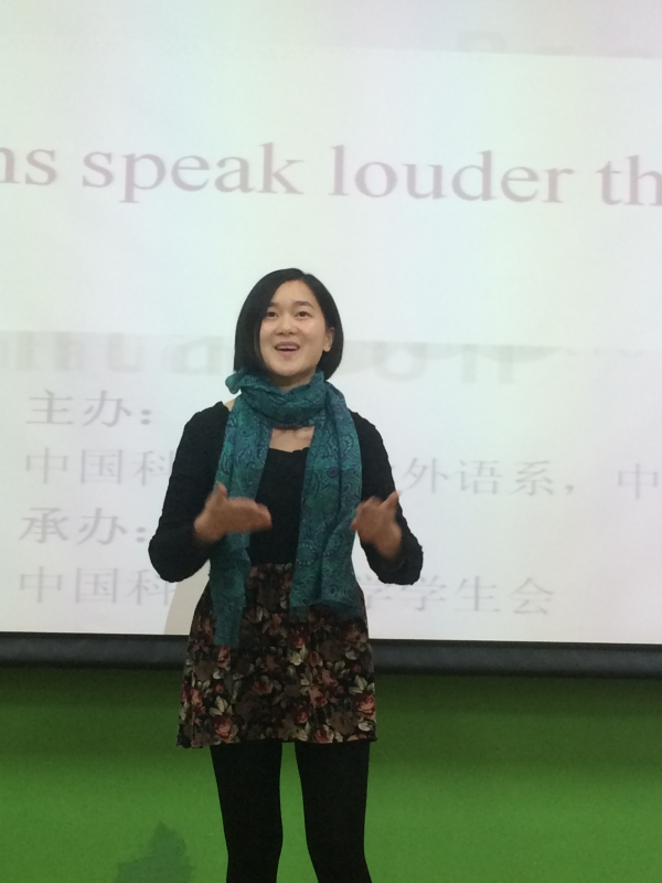 选手演讲很投入