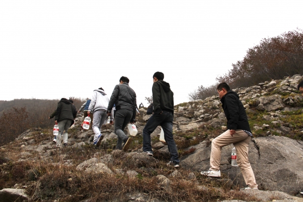 攀登在崎岖的山路上