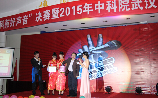 杜永成主任现场抽取选手演唱顺序