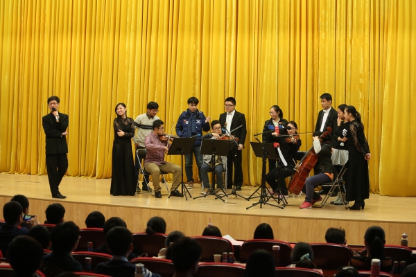 学生现场模仿演绎