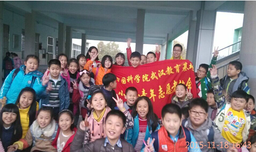 热情的孩子们和志愿者合影