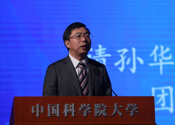 评审委员孙华宣布获得优秀奖团队名单及颁奖嘉宾