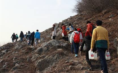 大部队攀登在陡峭的山路上