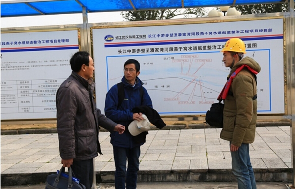 方亮博士（中）和保护区及施工方相关工作人员一同商议方案