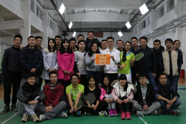 孙老师颁奖并与709班全体队员和啦啦队员合影