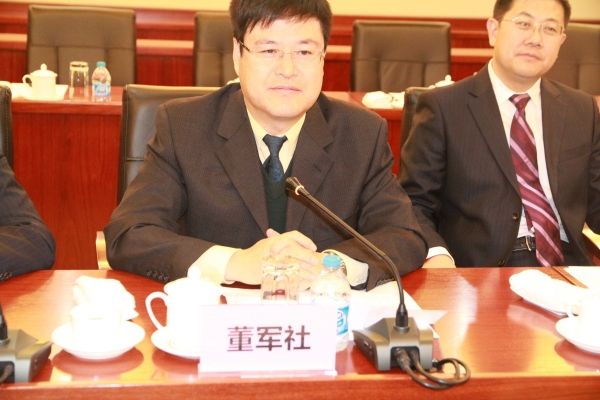 国科大副书记、副校长董军社主持签约仪式并讲话