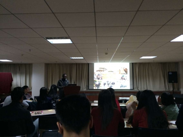 来自肯尼亚的Hudson正在向大家展示肯尼亚的风俗