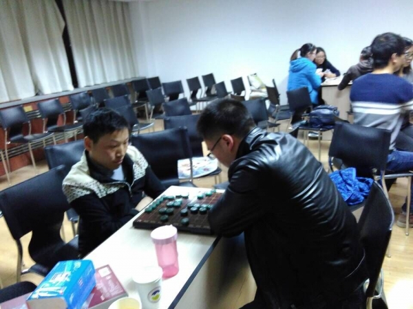 象棋比赛激烈进行中