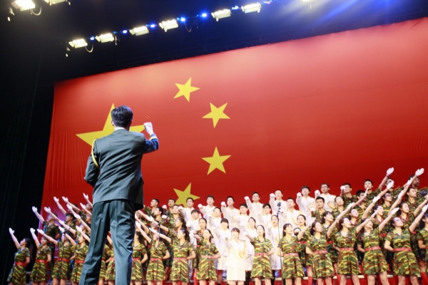 演唱《强军战歌》