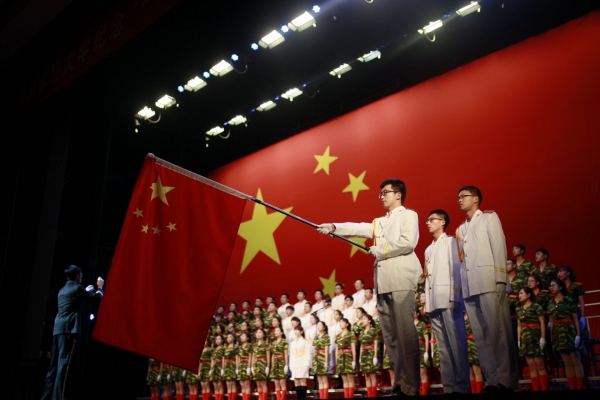 在鲜红的五星红旗下歌唱