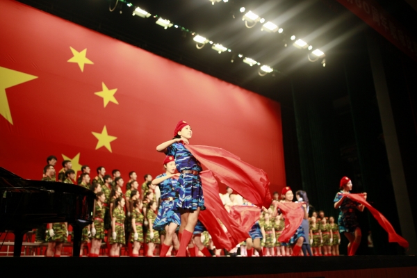 演唱《在灿烂阳光下》