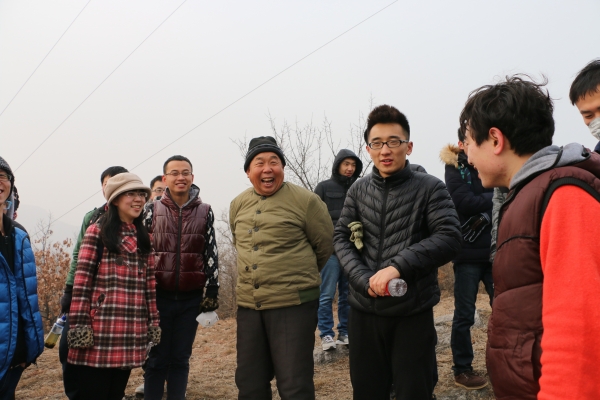 与值守的卢大叔拉家常