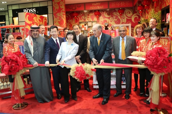 中国驻迪拜总领事李凌冰（前左四）与嘉宾一起为机场免税店中国猴年新春庆典剪彩