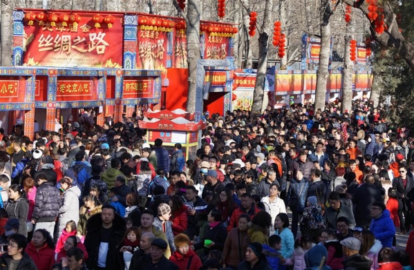 2月8日，游客在北京龙潭公园庙会游览。新华社发（梁志强 摄