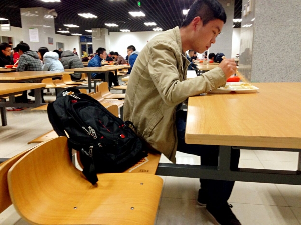 以往无处存放的书包有了专属“领地”