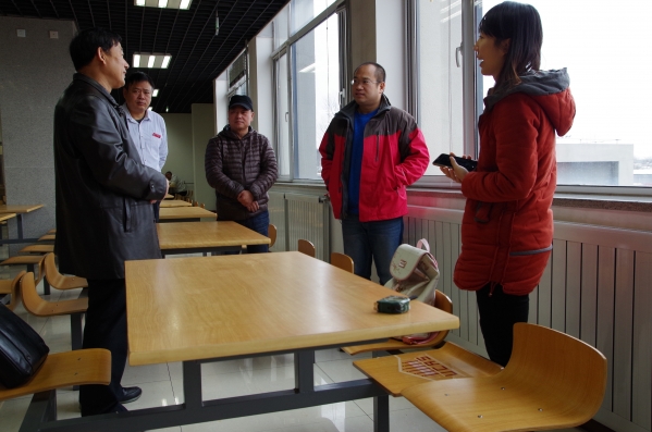 饮食服务中心阮飞主任（右二）与作者赵婧贤和厂家代表协商台座细节