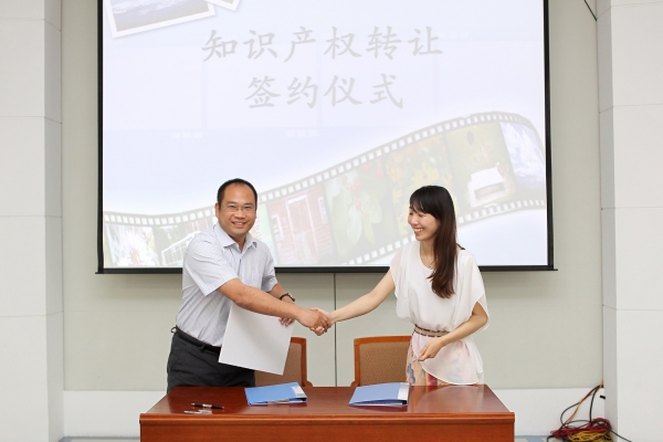 2015年5月8日，赵婧贤作品的知识产权转让签约仪式现场（杨天鹏 摄） 