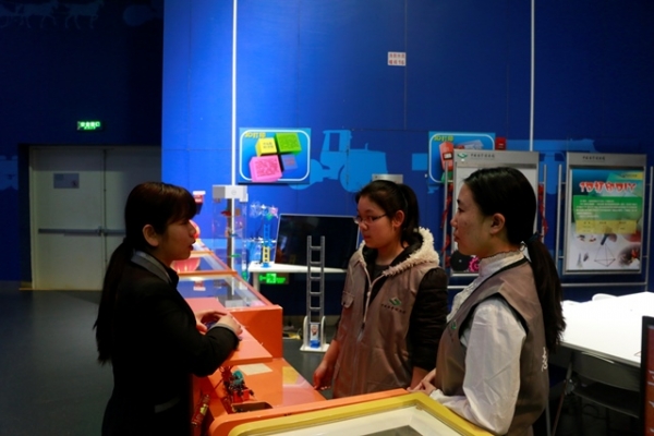 马晨阳和董临风在3D打印岗位