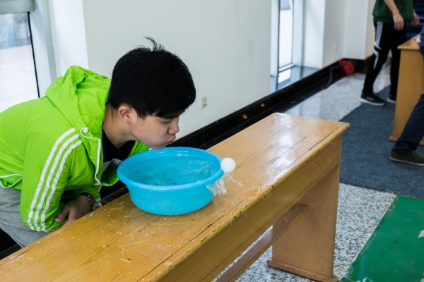 将乒乓球吹出盆子