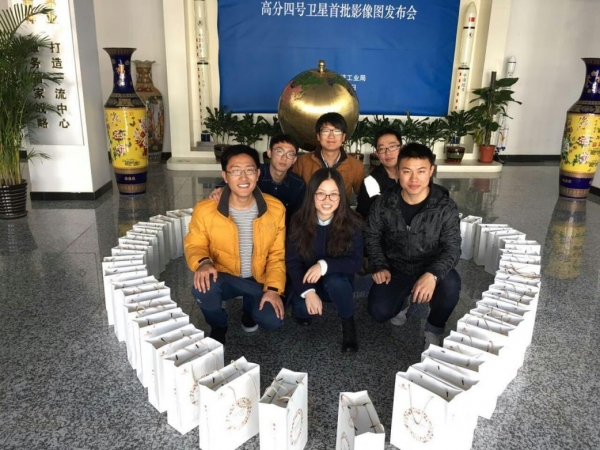 与“快递小哥”合影