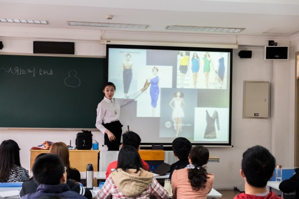 岳老师为同学们讲解穿衣搭配