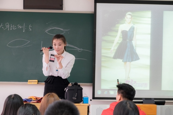 岳老师演讲如何化妆