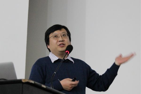 陈雁北鼓励国科大的同学们从兴趣出发踏上学术道路